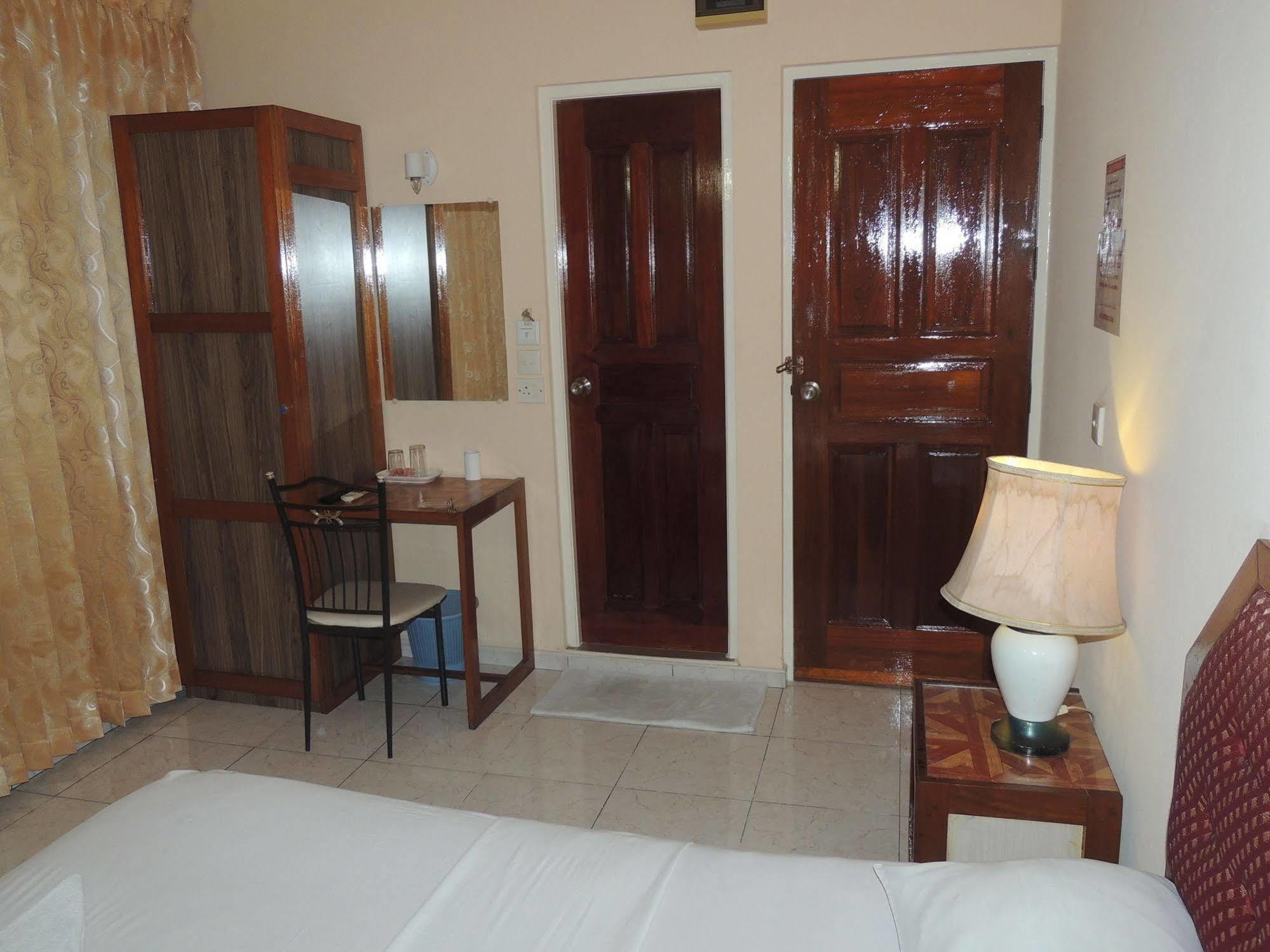 Off Day Inn Male Luaran gambar